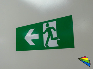 Vluchtroute evacuatie stickers volgens de internationale en europese ISO 7010 norm